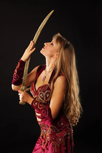 Прекрасная Зрелая Арабская Танцовщица Саблевым Взглядом — стоковое фото