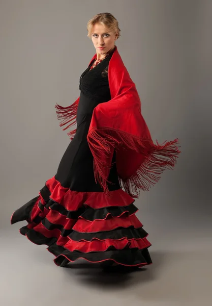 Güzellik kadın siyah ve kırmızı flamenco dans — Stok fotoğraf