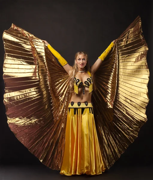 Beauté femme danse avec aile d'or — Photo
