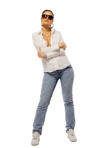 年轻漂亮的女人站在牛仔裤 打开衬衫 — 图库照片
