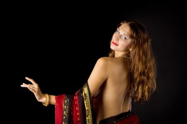 geleneksel kıyafet içinde çıplak omurga ile genç ve güzel kadın