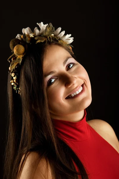 花輪ときれいな若い女性の肖像画 — ストック写真