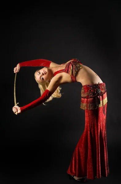 Blond Kvinna Dans Med Sabel Mörkret — Stockfoto