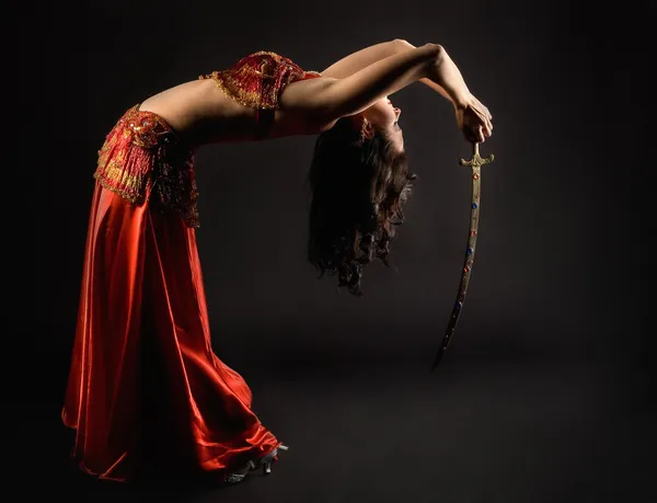 Женщина танцует с саблей — стоковое фото