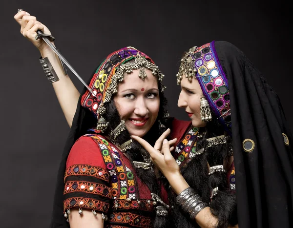 Twee Jonge Vrouw Spelen Met Mes Indiase Kostuum — Stockfoto