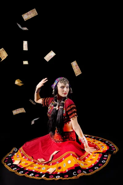 Woman in traditional indian costume againist falling money — Stock Photo, Image