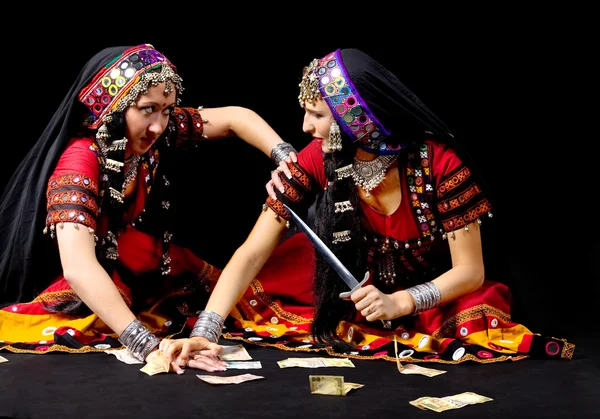 两个印第安女人用刀为钱而斗争 — 图库照片
