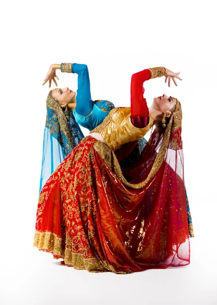 Las mujeres jóvenes bailan danza india — Foto de Stock