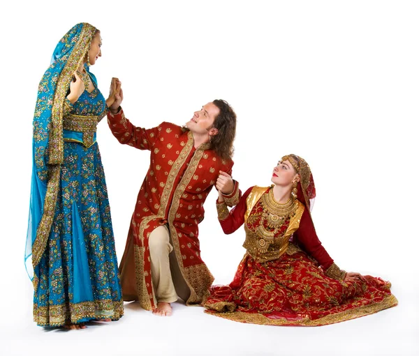 Jonge Man Met Lachende Indische Meisjes Traditionele Kostuum — Stockfoto