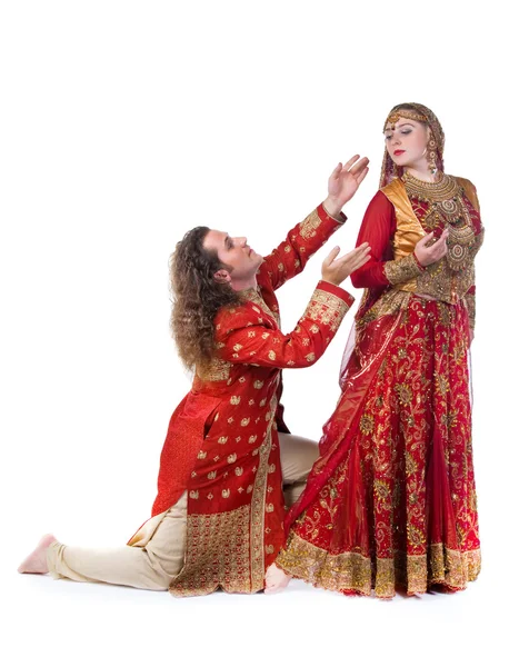 Молодой Человек Умоляет Индийскую Девушку Традиционный Костюм — стоковое фото