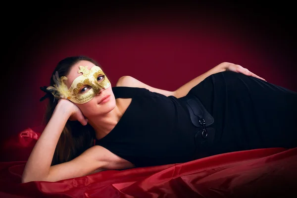 Güzellik Kadın Maskeli Kırmızı Zemin Üzerine — Stok fotoğraf