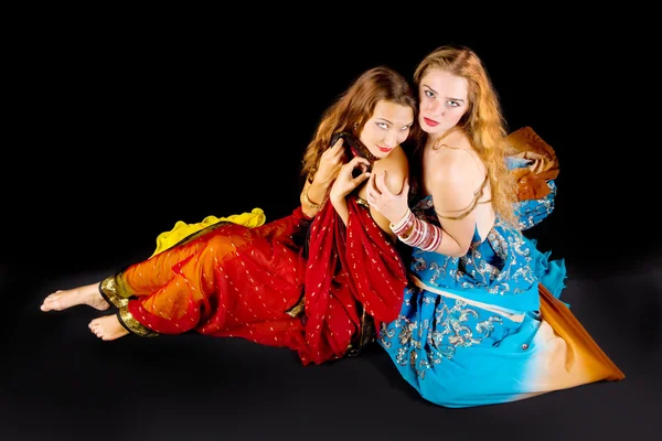 Zwei attraktive Frauen schauen dich im indischen Kostüm an — Stockfoto