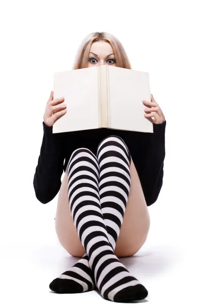 Genç Kadın Gizlemek Kitap Çıplak Bacak Ile Yukarıda — Stok fotoğraf