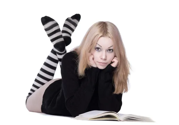 Genç Kadın Çıplak Bacak Ile Kitap Ile Yatıyordu — Stok fotoğraf