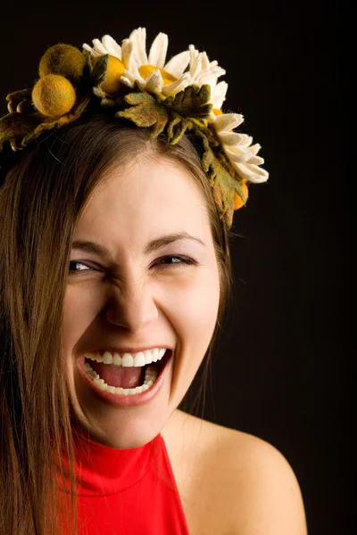 微笑年轻漂亮女人与花圈的肖像 — 图库照片