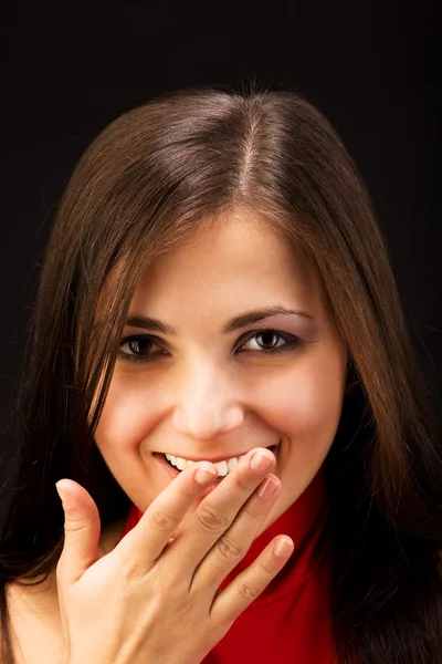 Mulher feliz sorrir e fechar a boca — Fotografia de Stock