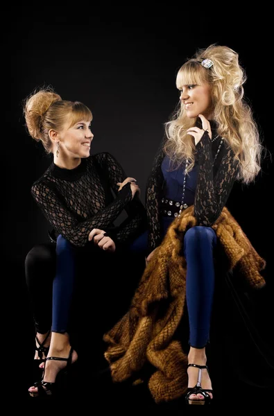 Zwei Hübsche Schwestern Reden Spitzenkostüm — Stockfoto