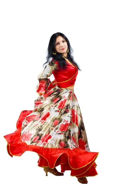 Volwassen vrouw dans in zigeuner kostuum — Stockfoto