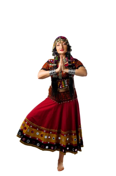 Vrouw stand in yoga pose - Indiase kostuum — Stockfoto