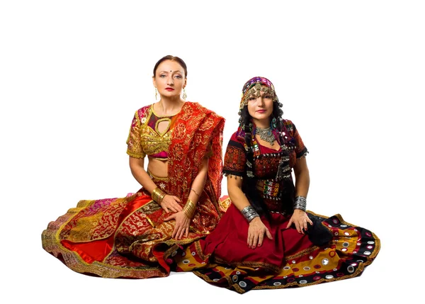 Twee Vrouw Zitten Traditionele Indiase Kostuum Rijke Arme — Stockfoto