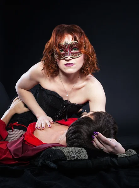 愛のシーン デカダンス スタイルに赤い女性 — ストック写真