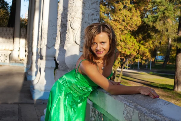 Kobieta Uroda Uśmiech Zielony Ubrania Jesień Zachód Słońca — Zdjęcie stockowe