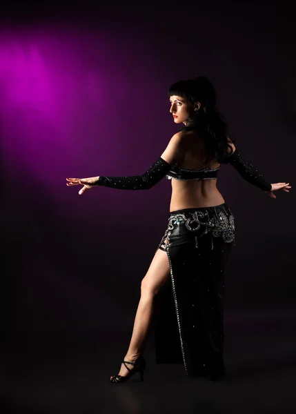 Geleneksel Arap kostümlü kadın dans — Stok fotoğraf