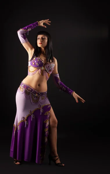 Baile Mujer Traje Árabe Púrpura Tradicional — Foto de Stock