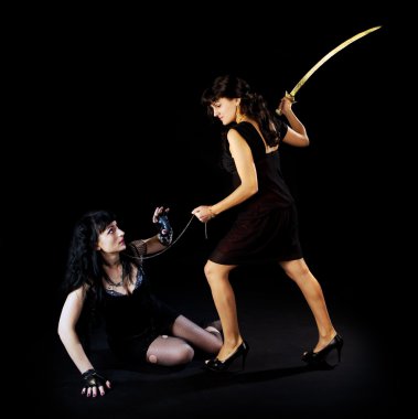iki kadın mücadele ile kılıç
