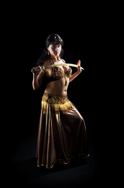 Hermosa mujer árabe con espada — Foto de Stock