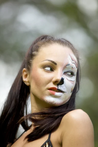 Femme avec tigresse visage art portrait — Photo