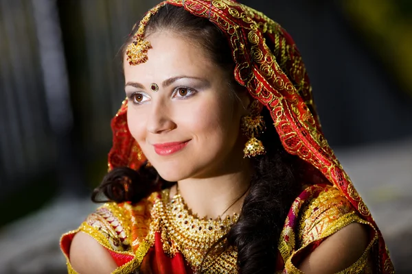 Mujer joven en vestido indio — Foto de Stock