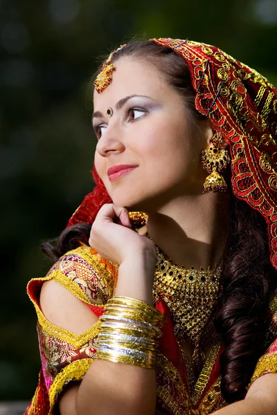 Jovem mulher em vestido indiano — Fotografia de Stock