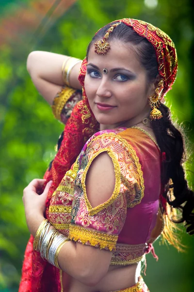 Jonge Mooie Indiase Vrouwen Groene Achtergrond — Stockfoto