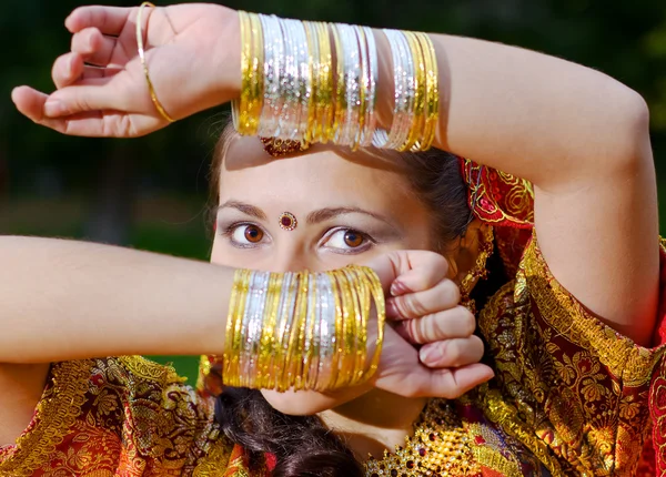 En ung indisk kvinna gömmer ansiktet — Stockfoto