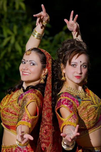 两个年轻女子舞蹈 传统印度服饰 — 图库照片