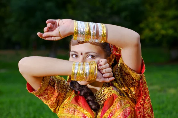 Młoda Kobieta Indyjska Ukrywając Twarz Rękoma — Zdjęcie stockowe