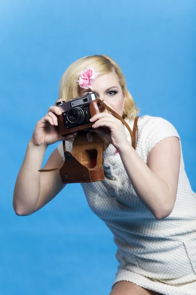 Chica rubia con cámara retro mirarte — Foto de Stock