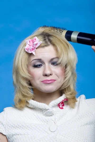Legrační blondýna s fénem — Stock fotografie