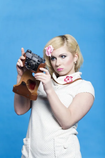 Blond dziewczyna wygląd retro kamery — Zdjęcie stockowe