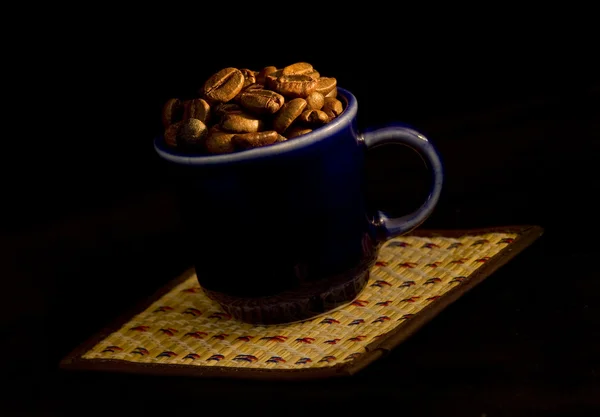 Маленька Чашка Кавовими Зернами — стокове фото