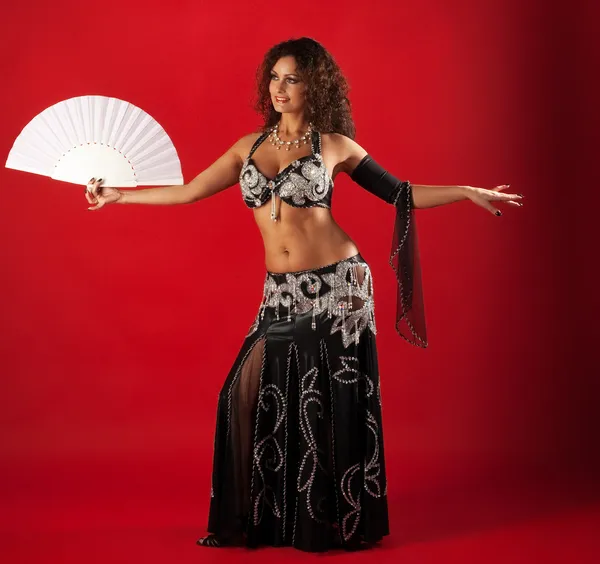 Kadın oryantal dans fan ile — Stok fotoğraf