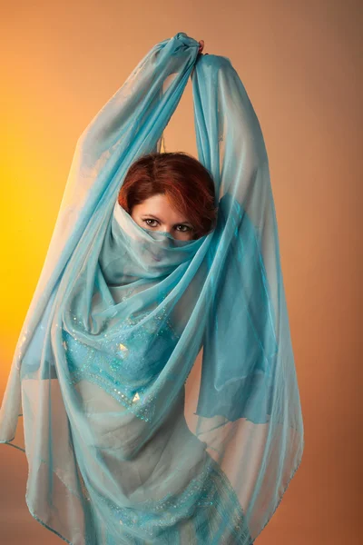 Dansande Kvinna Arabisk Dräkt Dölja Ansiktet Med Slöja — Stockfoto
