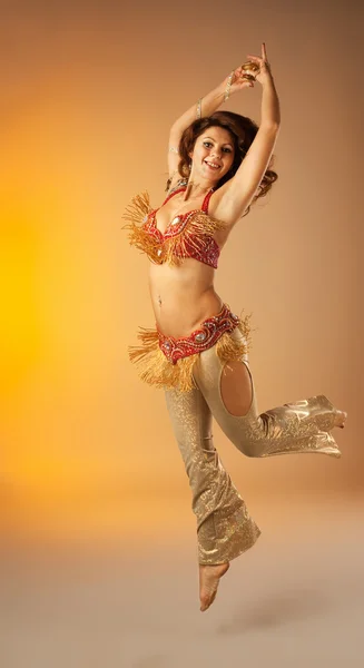 Mulher Pular Dança Ventre Com Pratos Dedo — Fotografia de Stock