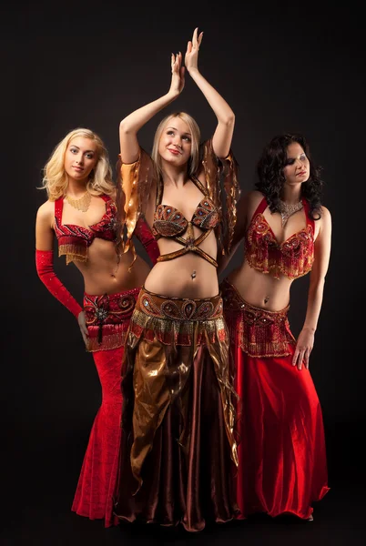 Tres chicas jóvenes bailan en traje árabe — Foto de Stock