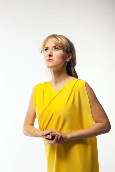 Blond kobieta w roli artysty żółty welon — Zdjęcie stockowe