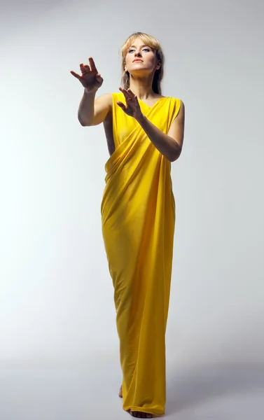 Mulher loira em véu amarelo desempenhar papel — Fotografia de Stock