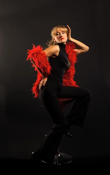 Sarışın Kadın Karanlıkta Kırmızı Boa Dansı — Stok fotoğraf