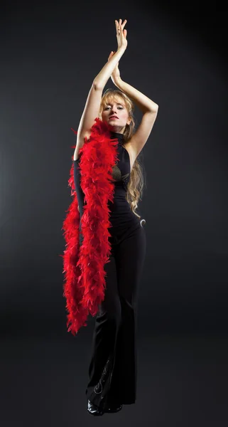 Blond kobieta taniec z czerwonym boa — Zdjęcie stockowe