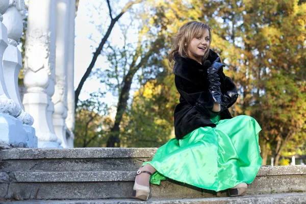 Krása Ženy Zelené Oblečení Kožich Sedět Schodech — Stock fotografie